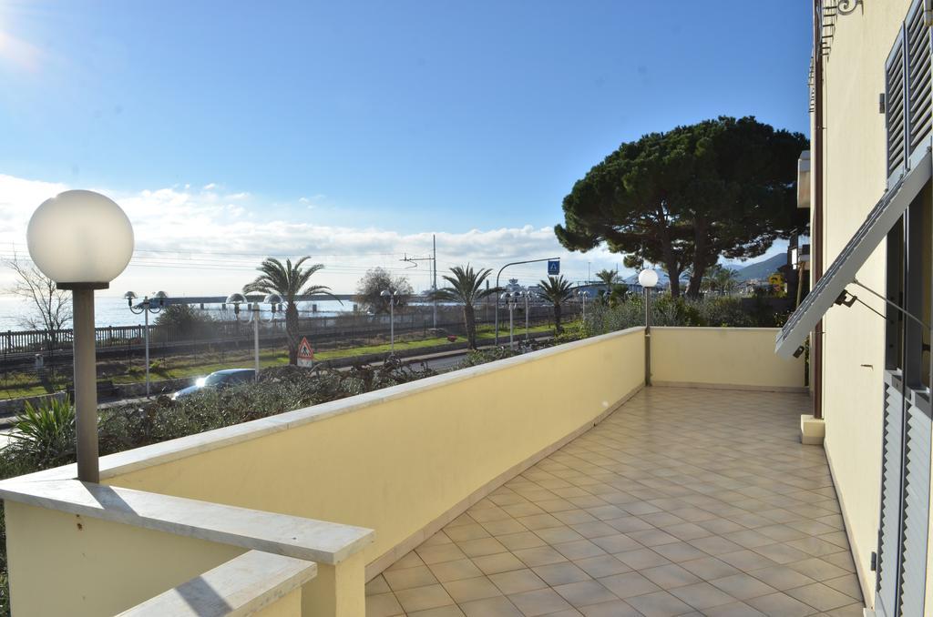 Residence Villa Carmen Fronte Mare A 50 Mt Pietra Ligure Exterior foto