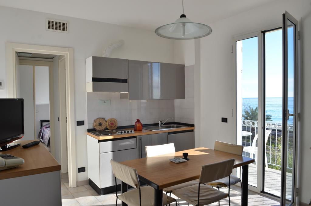 Residence Villa Carmen Fronte Mare A 50 Mt Pietra Ligure Exterior foto